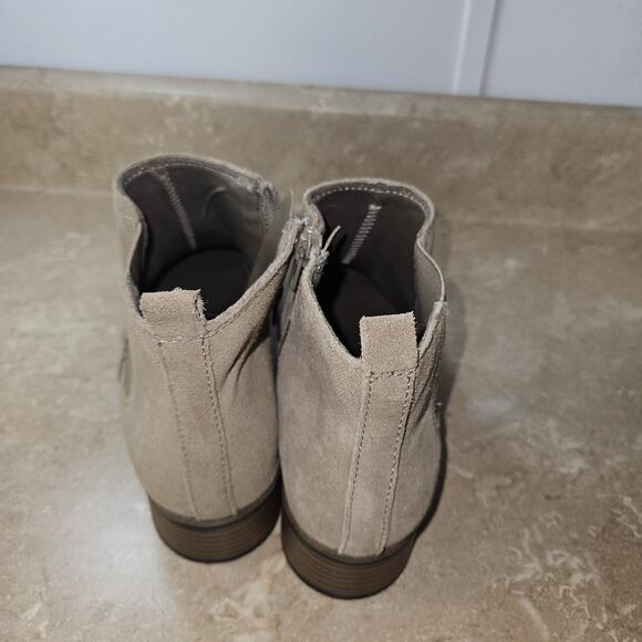 White Mountain‎ Ladies Boots Size 8 Suede Leather Ankle Bootie Taupe Minimalist - Picture 4 of 9